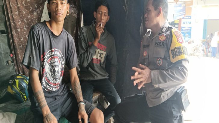 Anggota Polsek Kresek lalukan Patroli Sambang di Desa, sebagai bentuk upaya pendekatan diri dengan masyarakat.