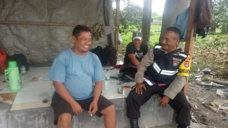 Polisi RW Polsek Kresek tak henti-hentinya kunjungi warga di Desa guna pendekatan diri kepada warga di Binaannya di Desa.