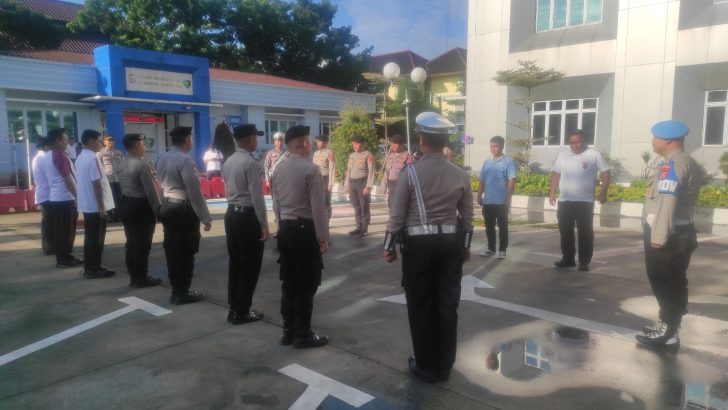 Anggota Sat Intelkam Polresta Tangerang melaksanakan Apel serah terima piket Fungsi di Halaman Mapolresta Tangerang