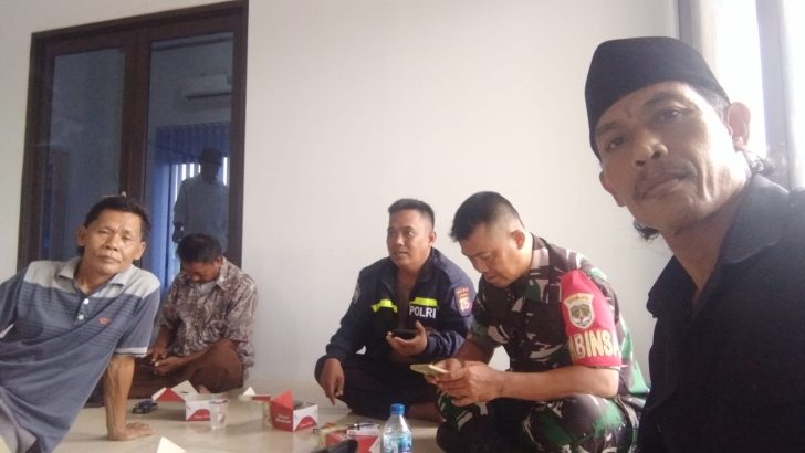 Pak Bhabin dan Babinsa kunjungi warga di Desa dalam rangka menjalin Sinergitas TNI-Polri dengan warga di Desa