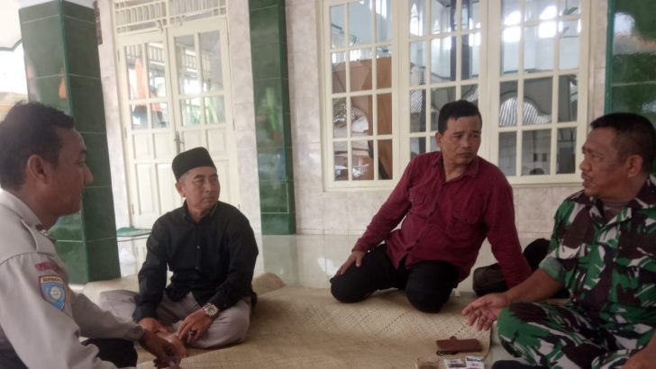 Upaya menjalin Sinergitas TNI-Polri dengan masyarakat, Polsek Kresek lakukan kegiatan Sambang dan Penggalangan.