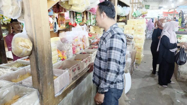 Anggota Intelkam Polsek pasar kemis Monitoring Ketersediaan Nahan Pokok