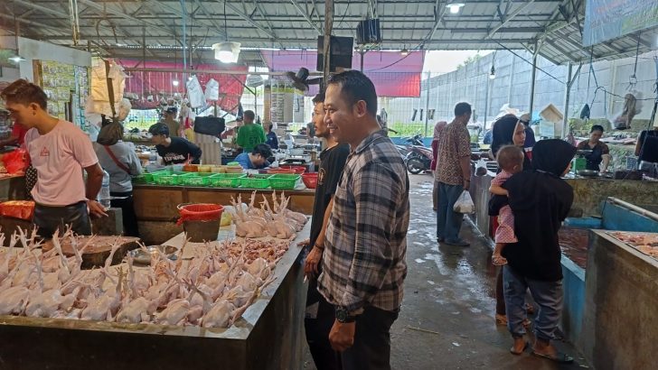 Monitoring Sekaligus Komsos Kepada Pengunjung dan Pedagang guna mengetahui stabilitas Harga Sembako di Pasar.