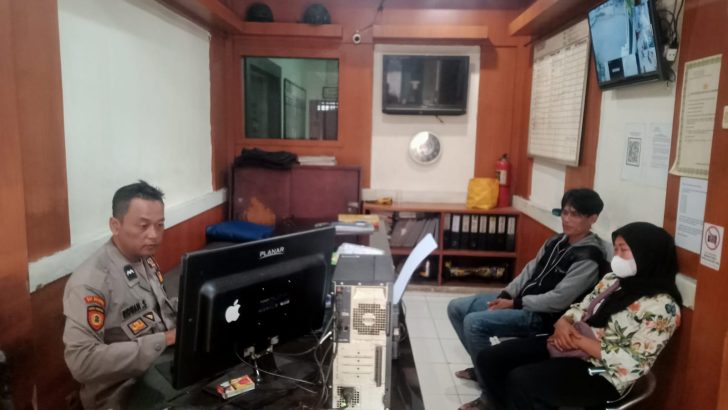 Aipda Ridwan SH Anggota SPKT Polsek pasar Kemis berikan Pelayanan Pengurusan Surat Kehilangan.