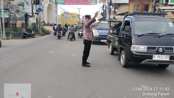 Rutinitas Pengaturan Jalan di sore Hari unit Samapta Polsek Pasar kemis.