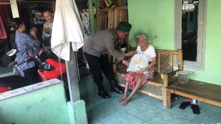 Kapolsek Balaraja Polresta Tangerang bagi bagi Sembako