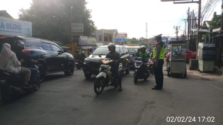 BRIPKA YOGA WAHYU Unit lantas Polsek Balaraja turun ke jalan Urai kemacetan wujud nyata Pelayanan Maayarakat