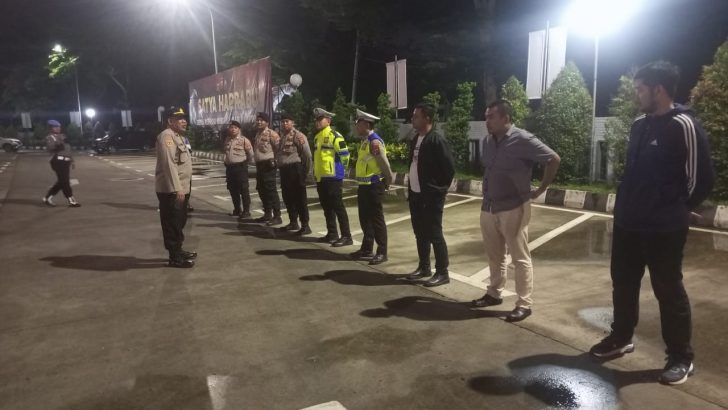 Anggota Sat Intelkam Polresta Tangerang melaksanakan Apel Malam piket Fungsi di Halaman Mapolresta Tangerang