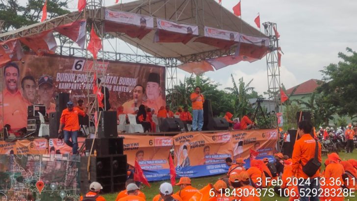 Aipda Seno Anggota Sat Intelkam Polresta Tangerang melaksanakan pengamanan kampanye terbuka Partai Buruh bertempat di Lapangan Teureup Desa Sukaasih Kec Pasar Kemis Kab Tangerang