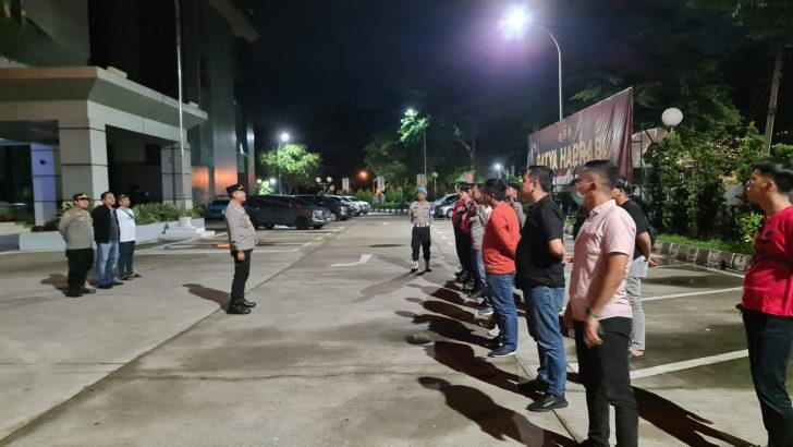 Anggota Sat Intelkam Polresta Tangerang melaksanakan Apel Malam piket Fungsi di Halaman Mapolresta Tangerang