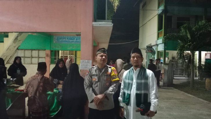 Anggota Polsek Mauk Polresta Tangerang Melaksanakan Pengamanan kegiatan Haul Ke. 3 KH. Afif Afify Bin H. Ahmad Sarin dan Haul ke-6 Nyai. Hj. Julaeha Binti H. Moch Masri di Pondok Modern Daarul Hikmah Desa Pekayon kec. Sukadiri.