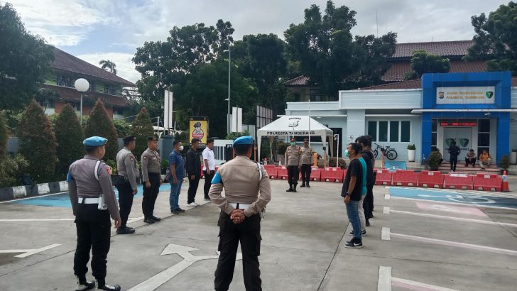 Anggota Sat Intelkam Polresta Tangerang melaksanakan Apel serah terima piket Fungsi di Halaman Mapolresta Tangerang