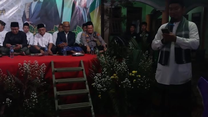 Anggota Polsek Mauk Polresta Tangerang Melaksanakan Pengamanan kegiatan Haul Ke. 3 KH. Afif Afify Bin H. Ahmad Sarin dan Haul ke-6 Nyai. Hj. Julaeha Binti H. Moch Masri.
