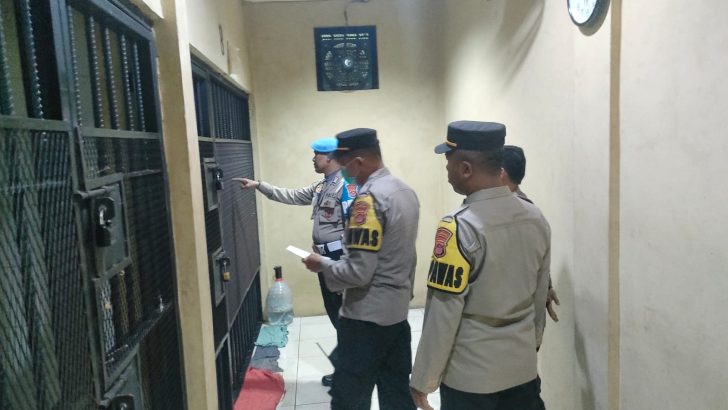 Anggota Sat Intelkam Polresta Tangerang Brigadir Ali melakukan pengecekan dan kontrol tahanan