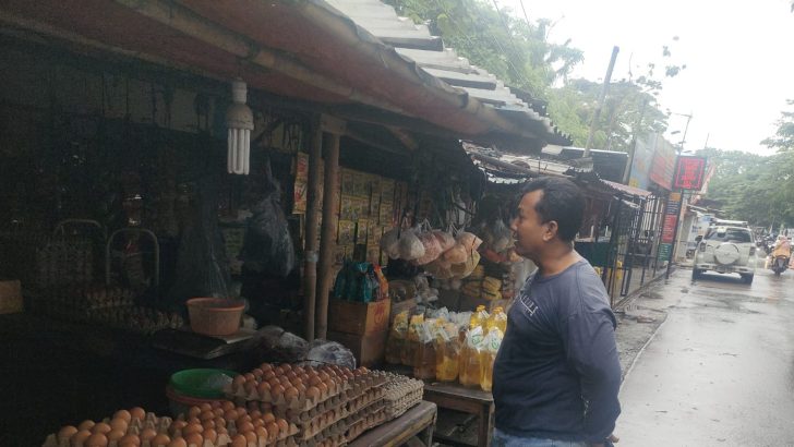 Anggota Sat Intelkam Polresta Tangerang Bripka Hadianto Melaksanakan pengecekan harga bahan pokok