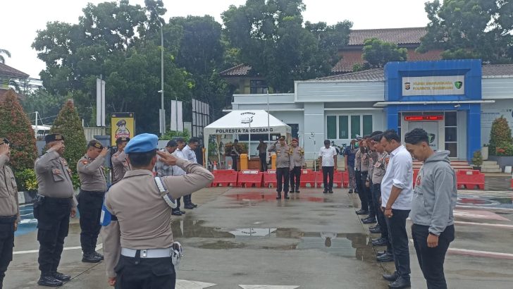 Anggota Sat Intelkam Polresta Tangerang melaksanakan Apel serah terima piket Fungsi di Halaman Mapolresta