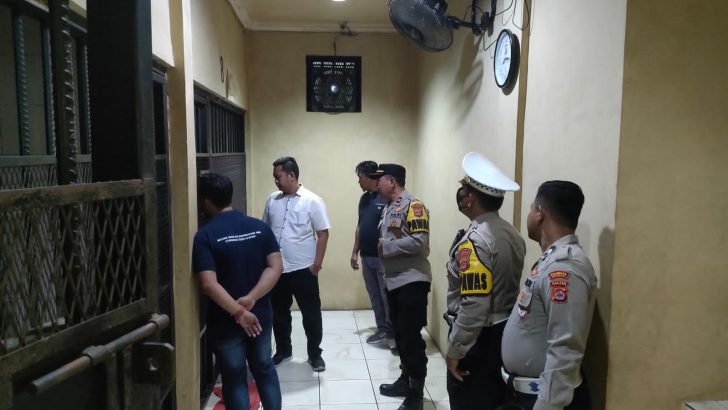 Anggota Sat Intelkam Polresta Tangerang melakukan pengecekan dan kontrol tahanan serta ruang tahanan