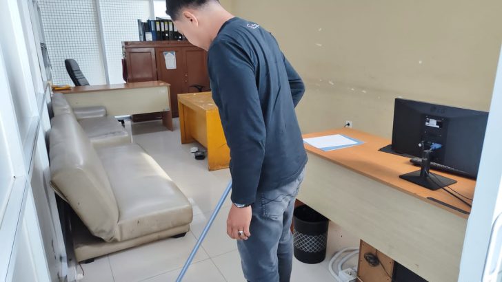 Anggota Sat Intelkam Polresta Tangerang  melakukan kegiatan rutin kurvey atau bersih bersih ruangan sebelum melaksanakan tugas