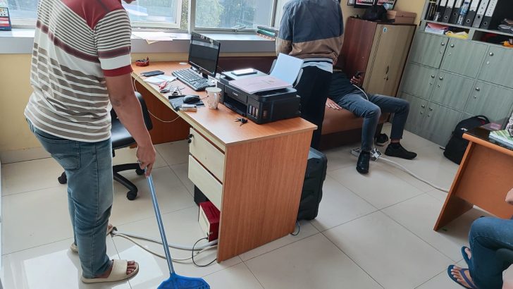 Anggota Sat Intelkam Polresta Tangerang melakukan kegiatan rutin kurvey atau bersih bersih ruangan