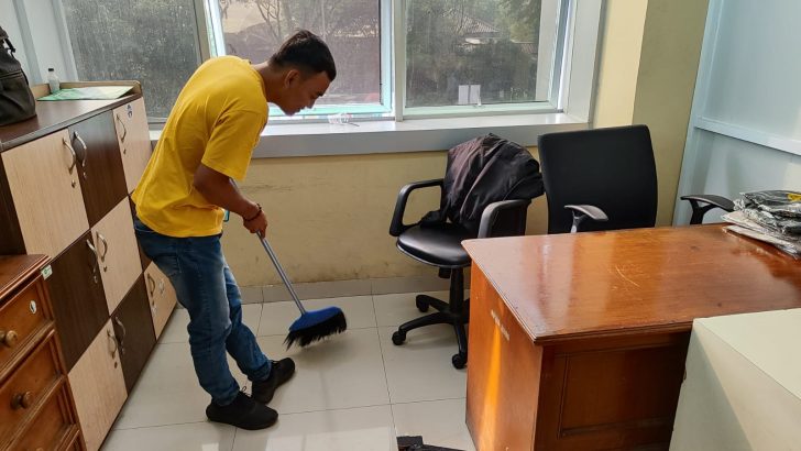 Anggota Sat Intelkam Polresta Tangerang melakukan kegiatan rutin kurvey atau bersih bersih ruangan sebelum melaksanakan tugas