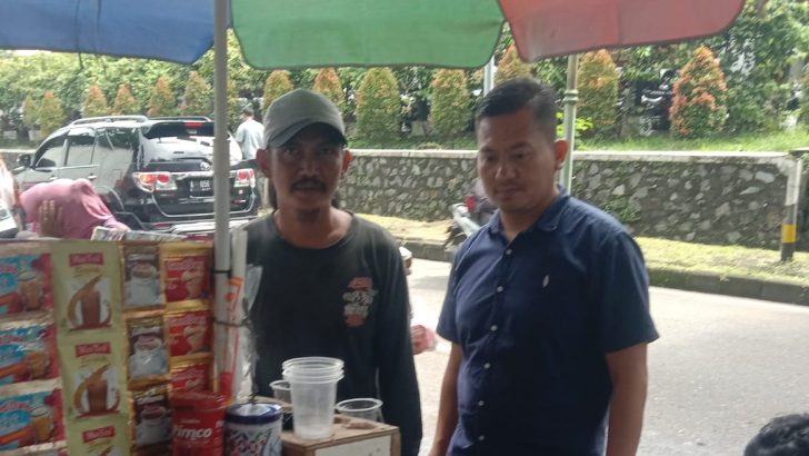 Kanit 2 Sat Intelkam Polresta Tangerang Ipda Muhdiawan Melaksanakan sambang terhadap tokoh pedagang kopi Sdr. Rahmat untuk mendukung dan ikut serta dalam memelihara Harkamtibmas serta mensukseskan Pemilu 2024 yang Aman, Nyaman dan Damai di Darkum Polresta Tangerang