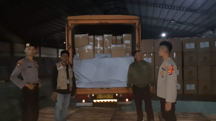 Anggota Siwas Polresta Tangerang laksanakan Monitoring dan Pengamanan di Gudang Logistik KPU Kab. Tangerang-Banten.