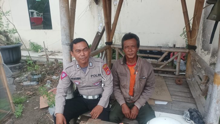 Bripka papat Sambang Desa Margamulya Dengarkan Keluhan Masyarakat