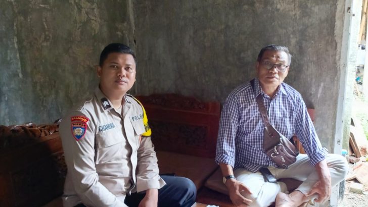 Briptu Chandra Sambang Desa Tegal Kunir Lor Dengarkan Keluhan Masyarakat