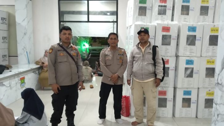 Personil Polsek Mauk Giat Penjagaan Surat Suara Di PPK Kecamatan Mauk