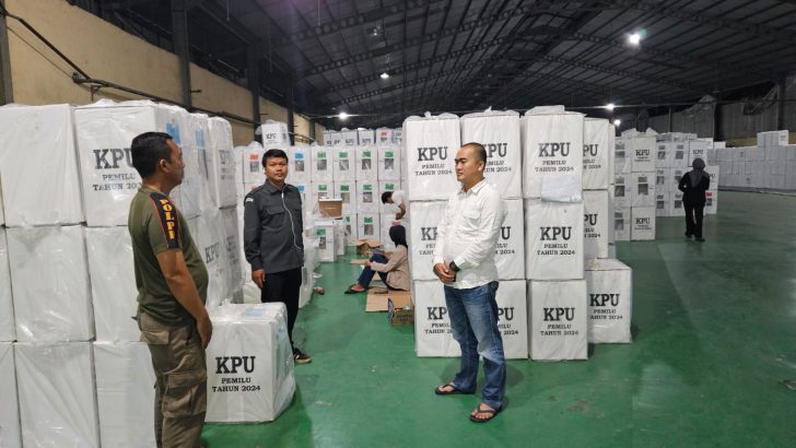 Anggota Sat Intelkam Polresta Tangerang Bripka A. Tabrani Melaksanakan Monitoring kegiatan pendistribusian logistik KPU ke PPK Se-Kab. Tangerang