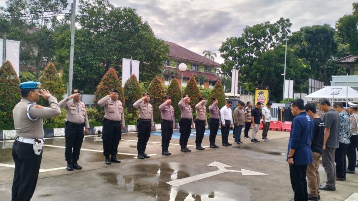 Anggota Sat Intelkam Polresta Tangerang melaksanakan Apel serah terima piket Fungsi di Halaman Mapolresta Tangerang