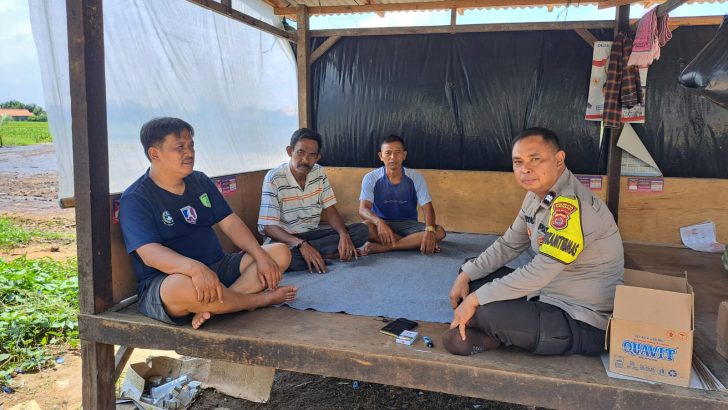 Pastikan Desa Aman Personil Polsek Mauk Polresta Tangerang Aiptu Suryadi Sambang Dengarkan Keluhan Masyarakat