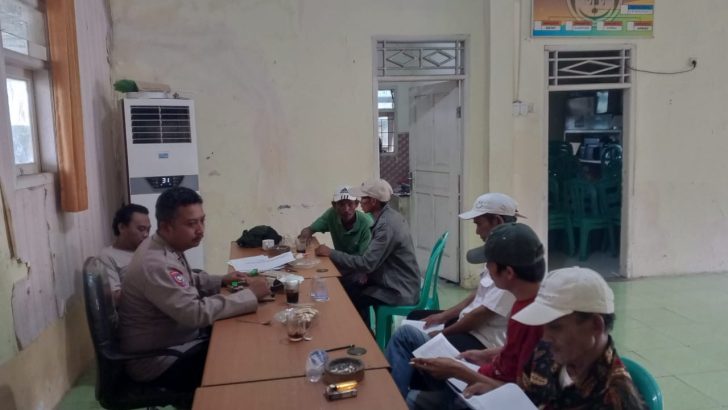 Personil Polsek Mauk Polresta Tangerang Bripka Hoirul Rizal Sambang Dengarkan Keluhan Masyarakat
