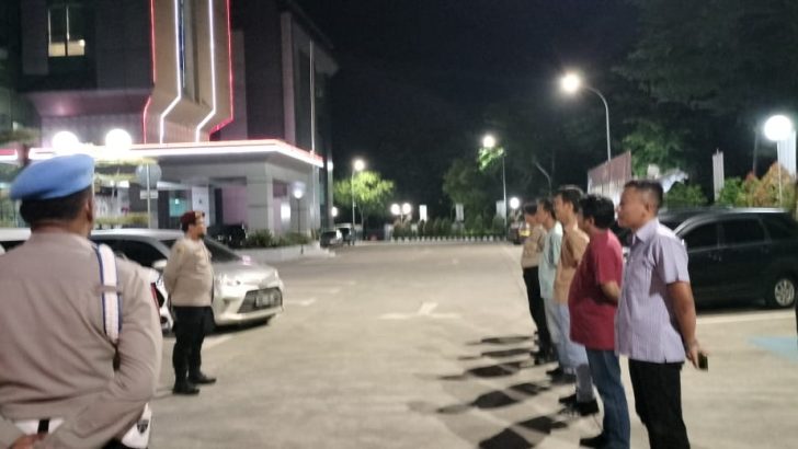 Anggota Sat Intelkam Polresta Tangerang melaksanakan Apel Malam piket Fungsi di Halaman Mapolresta Tangerang.