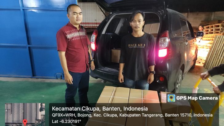 Anggota Sat Intelkam Polresta Tangerang Bripka A. Tabrani Melaksanakan pengamanan kedatangan logistik surat suara kekurangan pada Pemilu 2024 di KPU Kab. Tangerang