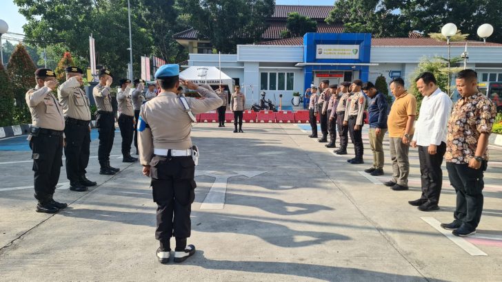 Anggota Sat Intelkam Polresta Tangerang melaksanakan Apel serah terima piket Fungsi di Halaman Mapolresta Tangerang