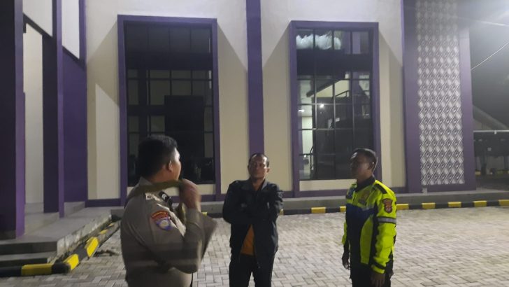 Personil Polsek Mauk Giat Penjagaan Kotak Suara Di PPK Kecamatan Sukadiri