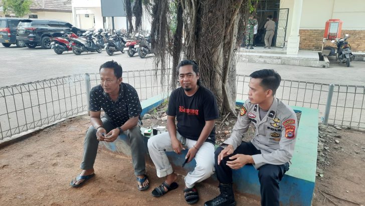 Anggota Samapta Polsek Mauk Sambang Warga Kemiri