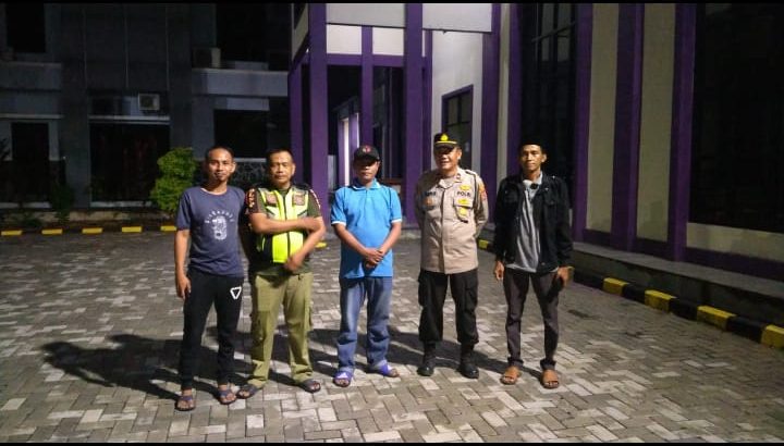Ipda Budi Giat Penjagaan Surat Suara Di PPK Kecamatan Sukadiri