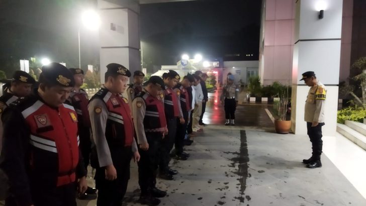 Anggota Sat Intelkam Polresta Tangerang melaksanakan Apel Malam piket Fungsi di Halaman Mapolresta Tangerang
