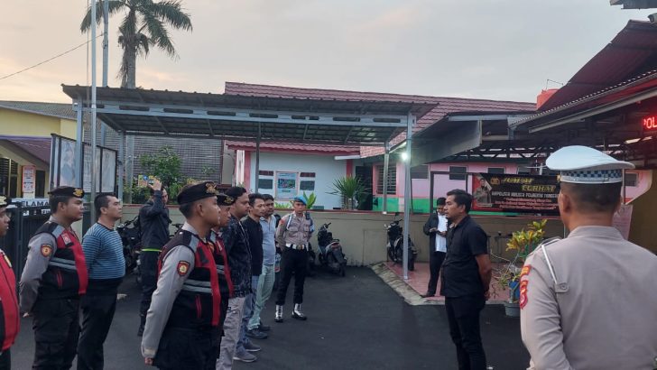 Anggota Sat Intelkam Polresta Tangerang melaksanakan Apel Pengamanan Kegiatan Keberangkatan massa Pendukung 01 dan Pendukung 02 ke Jakarta di Darkum Polsek Kresek,