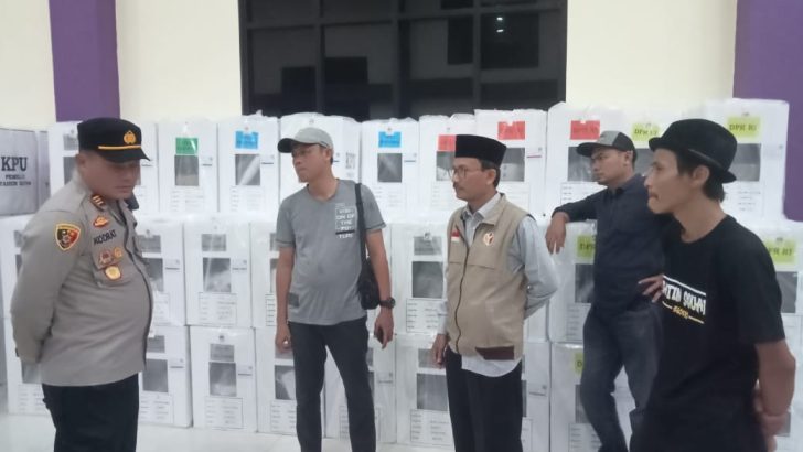 Kapolsek Mauk Melaksanakan Pengecekan Situasi Gudang Penyimpanan Logistik Pemilu Agar Aman