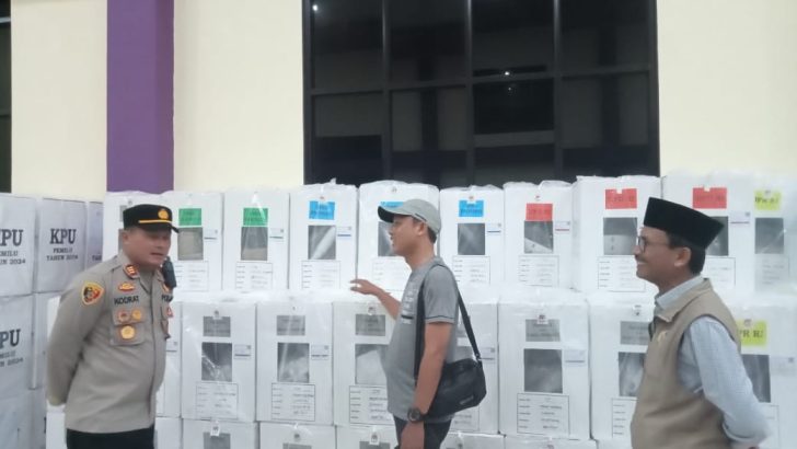 Pengecekan Situasi Gudang Penyimpanan Logistik Pemilu dan Patroli Malam