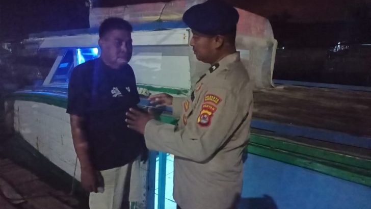 Patroli Malam Hari Di Dermaga Pelabuhan Tradisional Oleh Personel Sat Polairud Polresta Tangerang