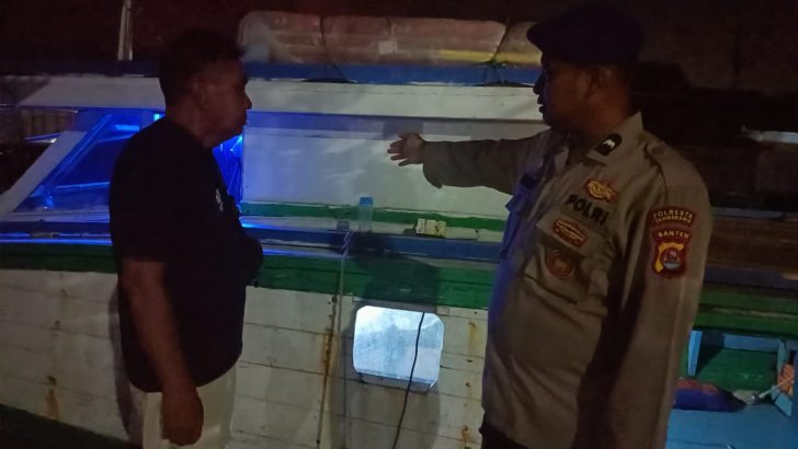 Tingkatkan Patroli Malam Hari Di Dermaga Pelabuhan Tradisional Oleh Personel Sat Polairud Polresta Tangerang