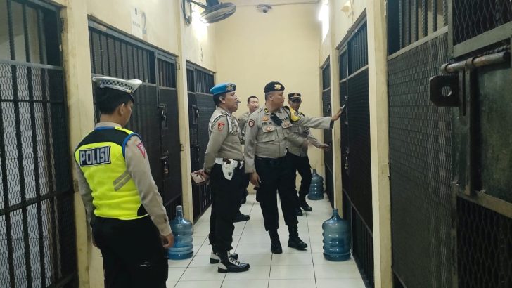 Anggota Sat Intelkam Polresta Tangerang melakukan pengecekan dan kontrol tahanan serta ruang tahanan