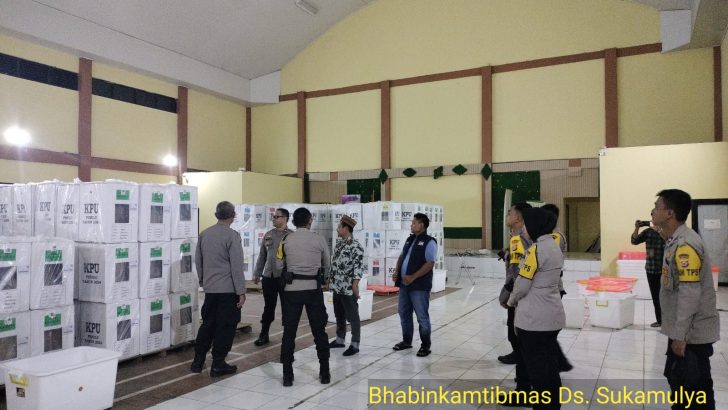 AKBP ADE.K Pamatwil Polda Banten Meninjau Pengamanan Logistik KPU Kecamatan Sukamulya.