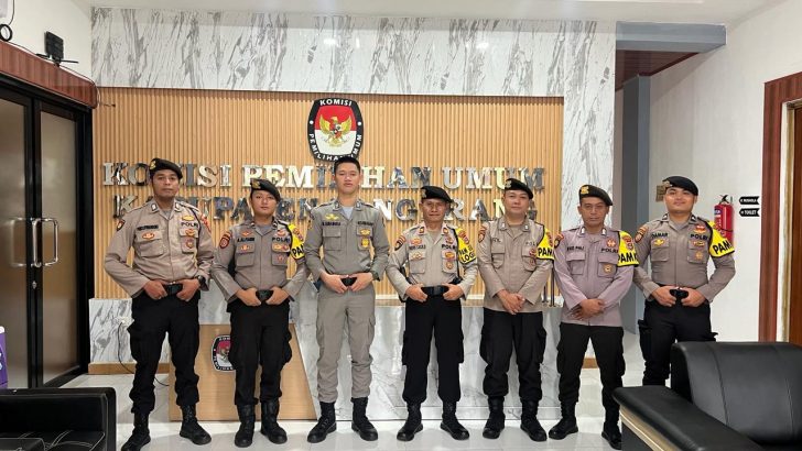 Personil Sat Pamobvit Polresta Tangerang Melaksanakan Pengamanan Kantor KPU Kab Tangerang