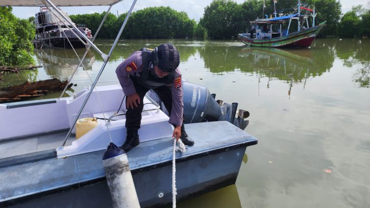 Pastikan Seluruh Peralatan Dalam Keadaan Aman, Satpolairud Polresta Tangerang Lakukan Pengecekan Kapal Pagi Hari
