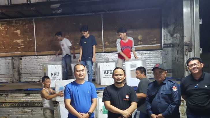 Anggota Sat Intelkam Polresta Tangerang Bripka A. Tabrani Melaksanakan pengamanan pendistribusian logistik kotak suara dari Gudang KPU Kab. Tangerang PPK Kec. Solear